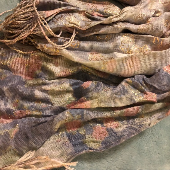 Shiny sheer tasseled classic scarf - Picture 10 of 11